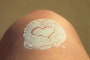 Choose lotion without synthetic fragrance to cut your exposure to environmental chemicals. #pregnancy #healthyliving #sunscreen #pregnancy 