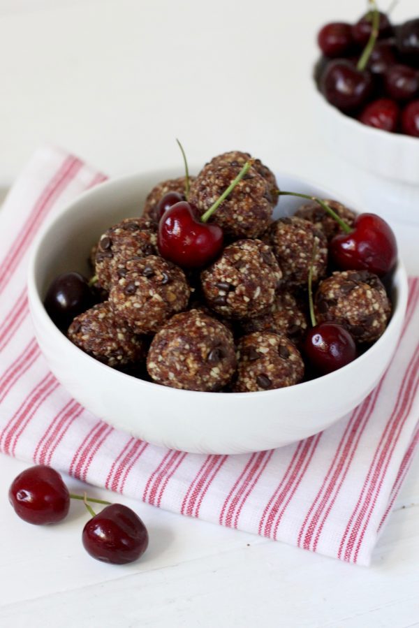 Cherry Chocolate Energy Bites! Healthy chocolate recipes plus their health benefits from eatrightmama.com bit.ly/2g2nq48